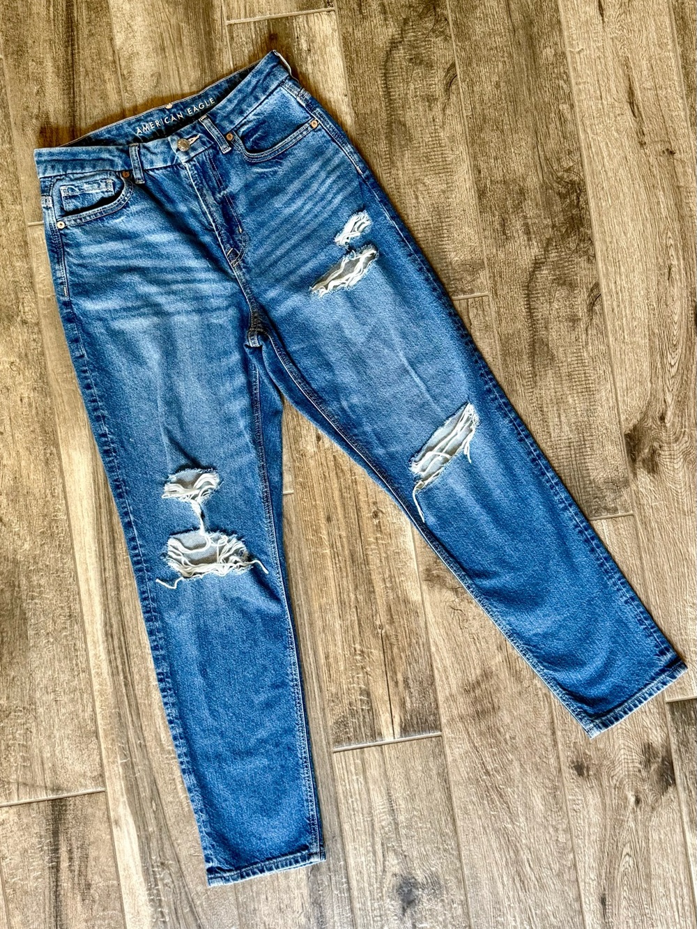 American Eagle Strigid Curvy Ripped Mom Jean